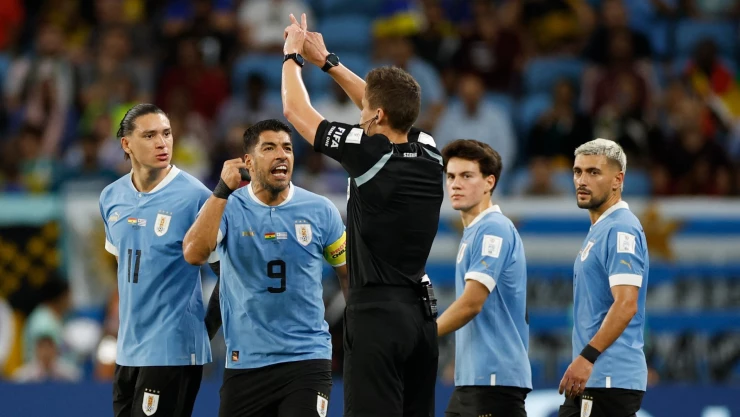 Los uruguayos reclaman el penal desde el VAR