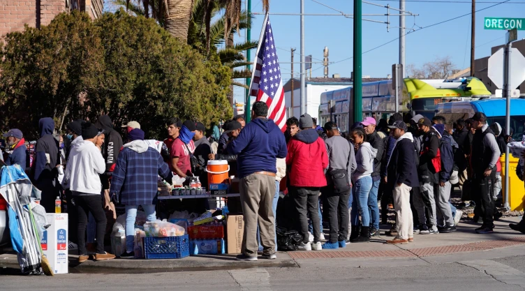 Migrantes hacen cola para recibir alimentos en Estados Unidos