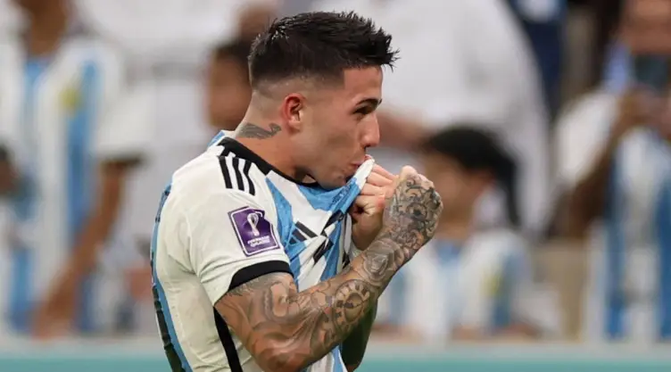 Enzo Fernández besa el escudo tras su gol