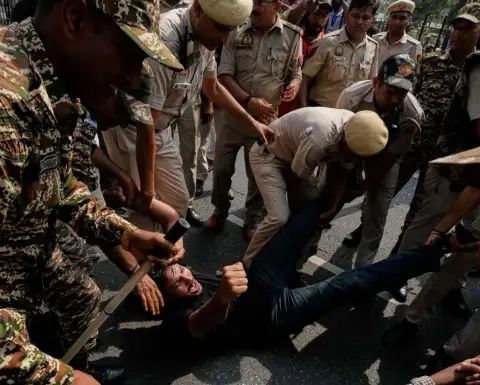 Policía India reprime manifestación juvenil.