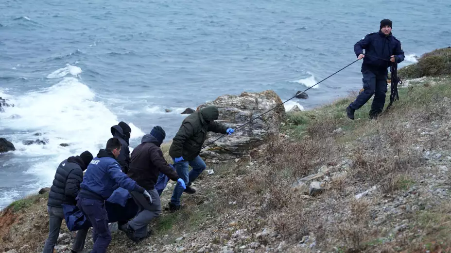 Guardacostas llevan un cuerpo tras un naufrafio en Thermi, Grecia.