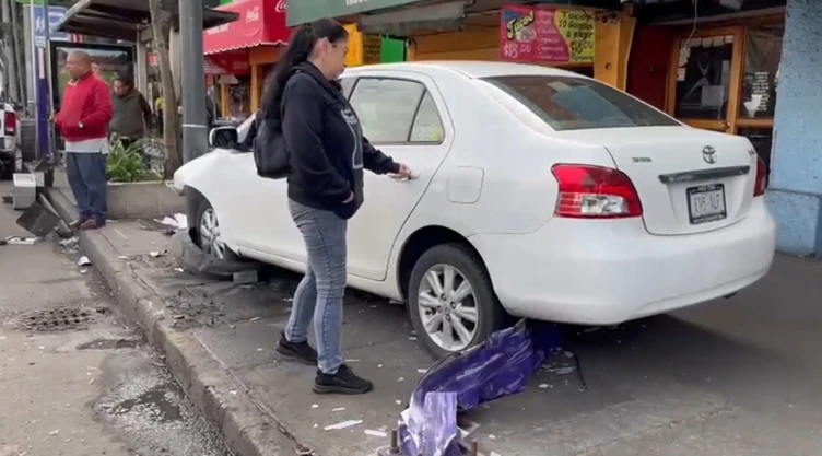 Fuerte choque de auto contra taquería en Tlalpan (VIDEO)