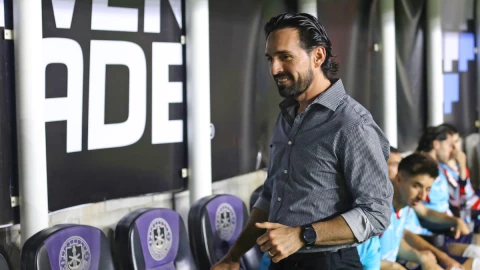 Gerardo Espinoza, técnico de las Chivas de Guadalajara