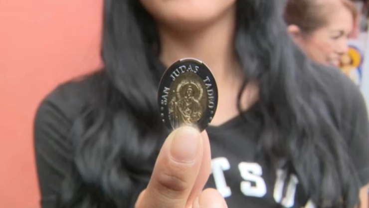 La Reliquia de San Judas Tadeo: Fieles plasman la imagen del santo en monedas de $1 peso
