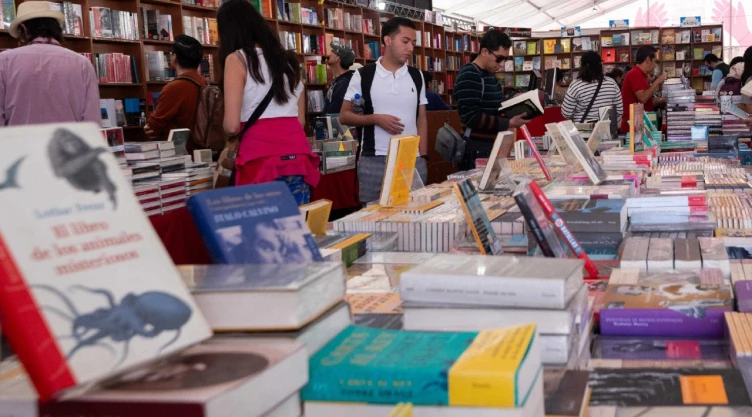 Gente revisando libros como parte de la FIL del Zócalo 2026 en CDMX
