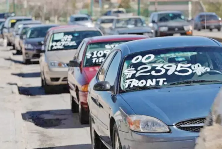 AMLO firma decreto para regularizar autos chocolate