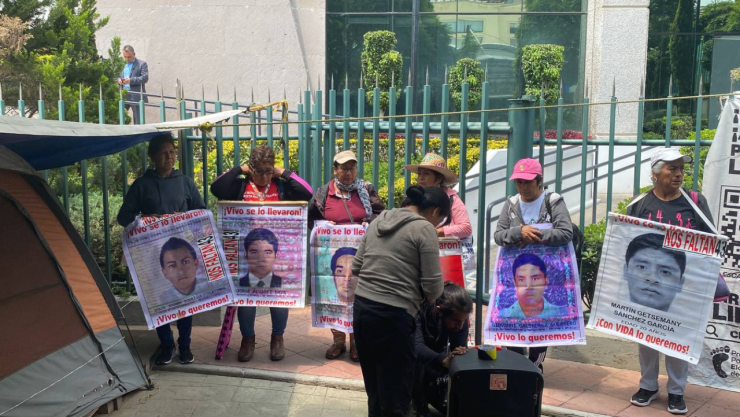 Madres y padres de los 43 normalistas de Ayotzinapa llegaron al Consejo de la Judicatura Federal en Insurgentes Sur.