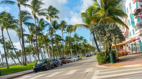 Hilera de coches en las calles de Miami, Florida