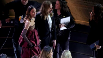 Zoe Saldaña y Marco Pereg fueron otras de las parejas que se vieron enamoradas durante la ceremonia de los Oscars 2025. | Foto: Kevin Winter/Getty Images
