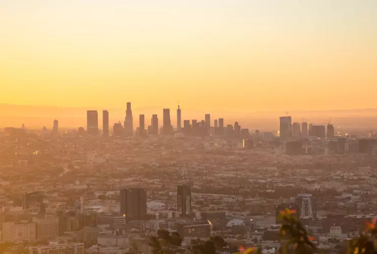 El sol reflejándose en la ciudad de Los Ángeles, California