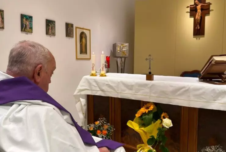 El Vaticano publica primera foto del Papa Francisco en el Hospital; así luce el Santo Padre
