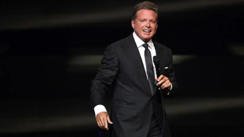 Luis Miguel vestido con un traje negro durante uno de sus conciertos.