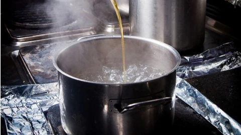 Le arrojó aceite hirviendo a su novio.jpg