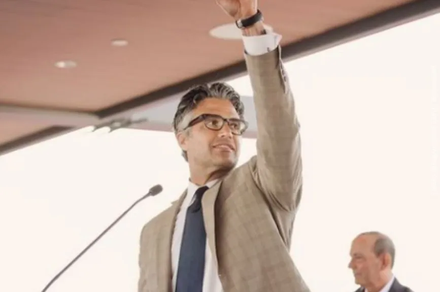 Jaime Camil en su pose de político..jpg