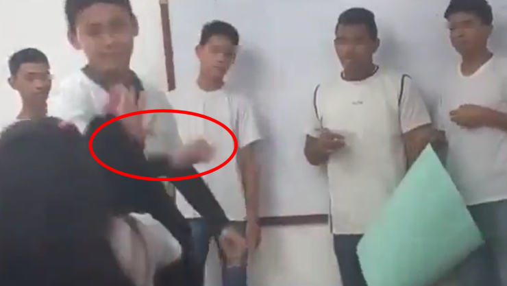 Estudiante ataca a su compañera