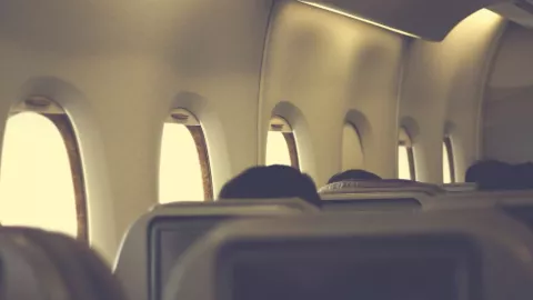 Pasajera abrió puerta de avión