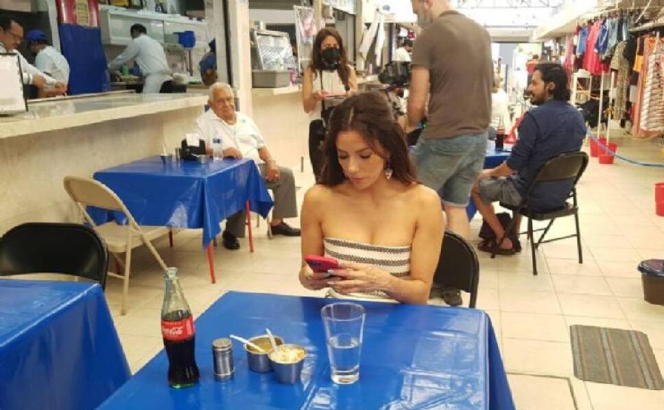Fotos Eva Longoria visita Mérida; come en el mercado de Santiago