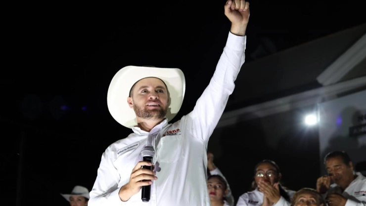 Gilberto “Tito” Palomar González, candidato de Morena a la presidencia municipal de Encarnación de Díaz, Jalisco, se encontraba con dos integrantes de su equipo de campaña.