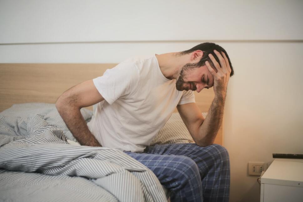 hombre con malestar intestinal reflexologia