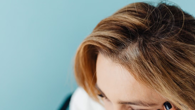 5 tónicos naturales de tu cocina para ocultar las canas sin químicos