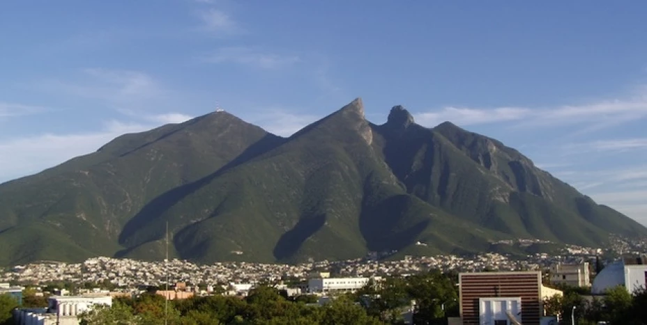 También conocida como la Sultana del Norte, es una de las áreas metropolitanas más importantes del país y un notable destino de negocios. Cuenta con infraestructura adecuada para realizar congresos, convenciones, ferias, exposiciones internacionales y eventos, además de varios museos.