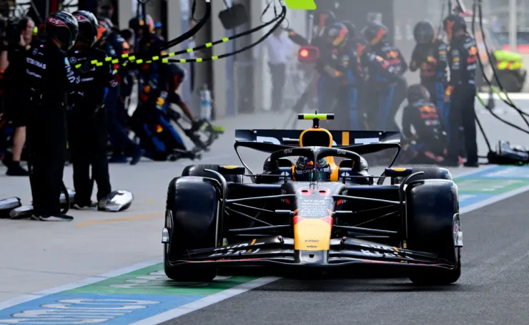 Checo Pérez en los pits