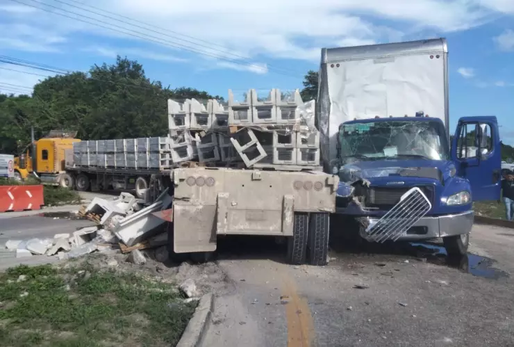 Fuerte accidente entre dos tráilers impide el acceso a Playa del Carmen