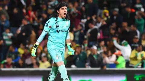 Carlos Acevedo en el marco de Santos Laguna ante América