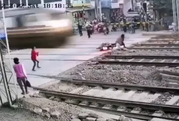 Hombre se salva de ser atropellado por tren