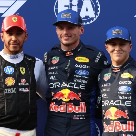 Lewis Hamilton, Max Verstappen y Isack Hadjar