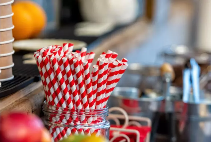Las pajitas o popotes de papel tienen químicos tóxicos PFAS, revela estudio