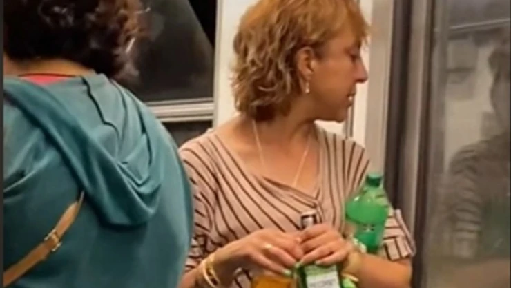 VIDEO - Captan a mujer bebiendo en el vagón del tren