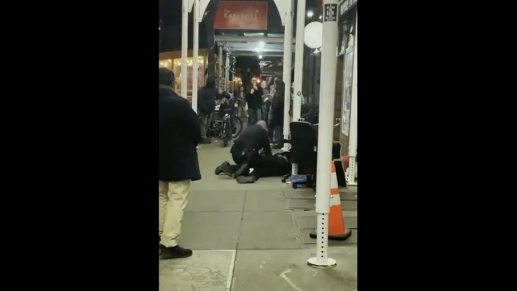 policia-nueva-york-indigente