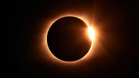 ¿Habrá un eclipse solar hoy 13 de agosto de 2025? La verdad sobre el oscurecimiento del cielo
