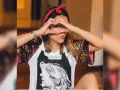 Grettell Valdez lanza corazones..jpg