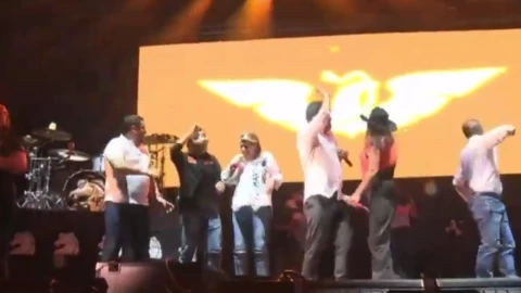 En pleno cierre de campaña, COLAPSA escenario en el que se encontraba Jorge Álvarez Máynez; HAY HERIDOS