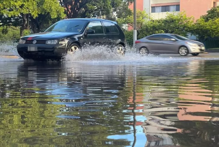 Lluvias en Tijuana provocan caída de barda y accidentes con lesionados