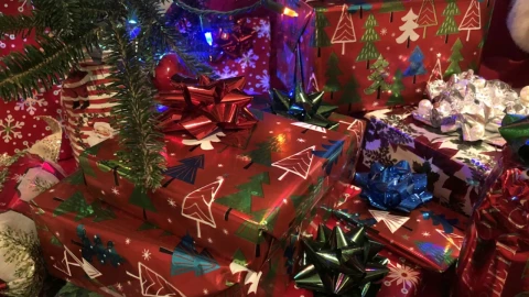 Madre compra más de 300 regalos para sus hijos y la tunden en redes