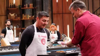 El chef Alfonso hace las paces con el Travieso y le da excelentes tips para preparar alitas y ganar el reto de Master Chef Celebrity.