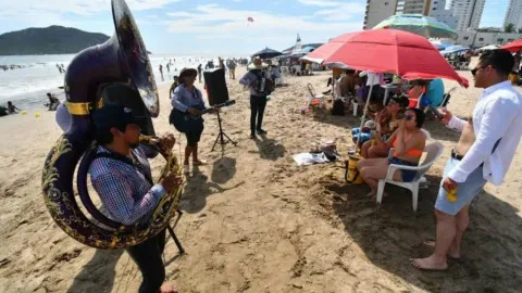 Banda sinaloense en playa de Mazatlán