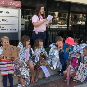 Casey Revkin es considera como el “Hada Madrina” de los niños migrantes