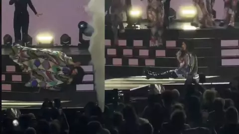 Laura-Pausini-se-cae-en-escenario.jpg