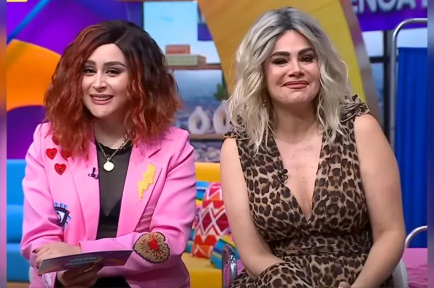 Durante el programa en vivo y al verse entre ellas, las conductoras no dejaban de reír por lo diferente que lucían. | Fotos: INSTAGRAM / @vengalaalegria