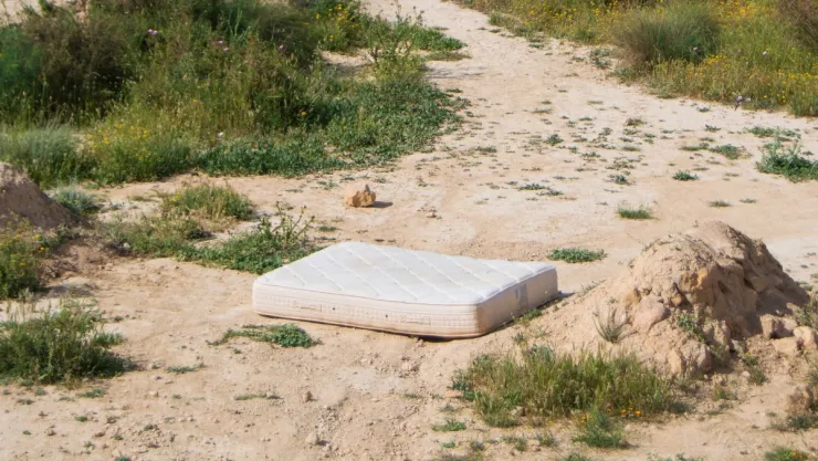 Localizan a joven muerto en un colchón en Riveras del Bosque