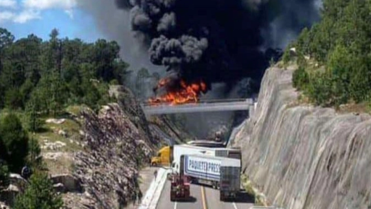 El humo se alcanzó a ver a lo lejos de la Mazatlán-Durango.