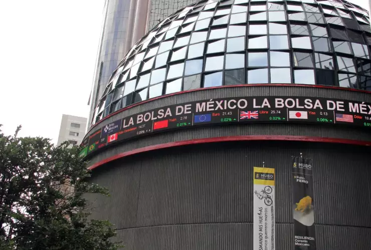 Trabajador cae de cúpula de Bolsa Mexicana de Valores