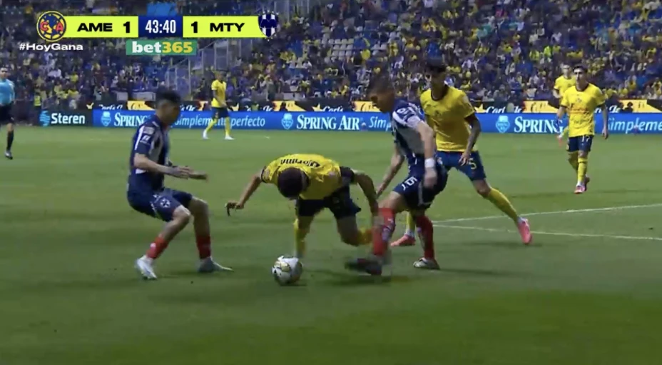 Henry Martin comete falta contra Moreno