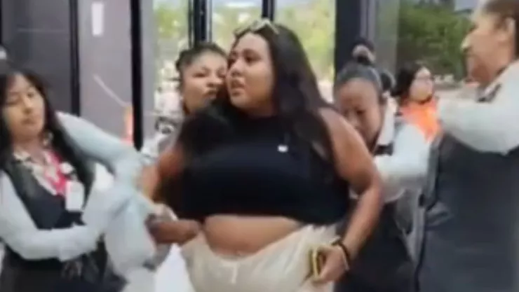 Mujer intenta robar 17 perfumes en una plaza de Cancún y empleadas logran detenerla