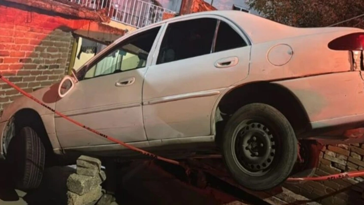 hombre muere aplastado auto