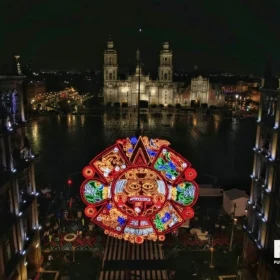 Así-se-ve-el-alumbrado-del-Zócalo-de-la-CDMX-por-el-Aniversario-de-la-Independencia-de-México